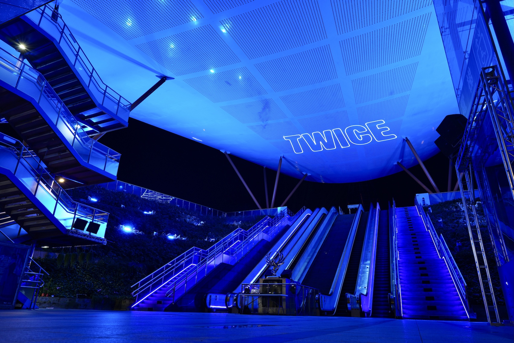 中央公園捷運站1號出入口看到雷射字體迎接TWICE來台。（圖／高雄捷運提供）