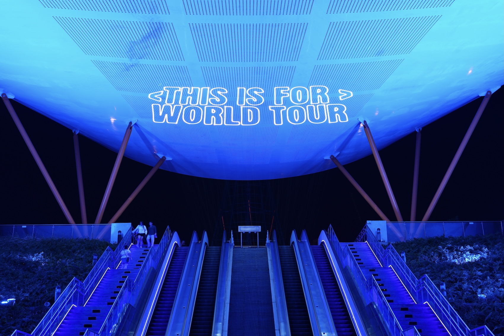 中央公園捷運站1號出入口看到雷射字體迎接TWICE來台。（圖／高雄捷運提供）