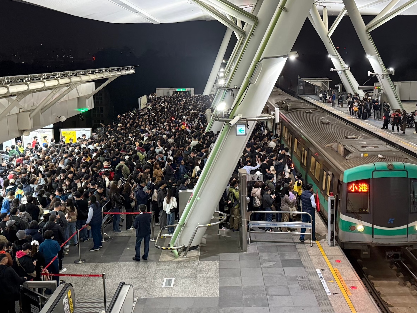 當日末班車時間為24:00自各端點站發車，請留意搭車時間。（圖／高雄捷運提供）