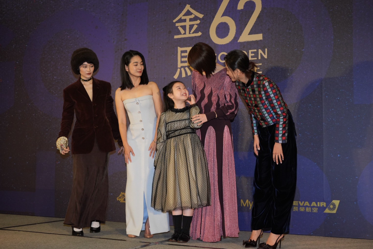 鄧濤（左起）、陳雪甄、蔡淑臻、黃珮琪都在看葉子綺（中）做什麼動作。（圖／記者陳明中攝）