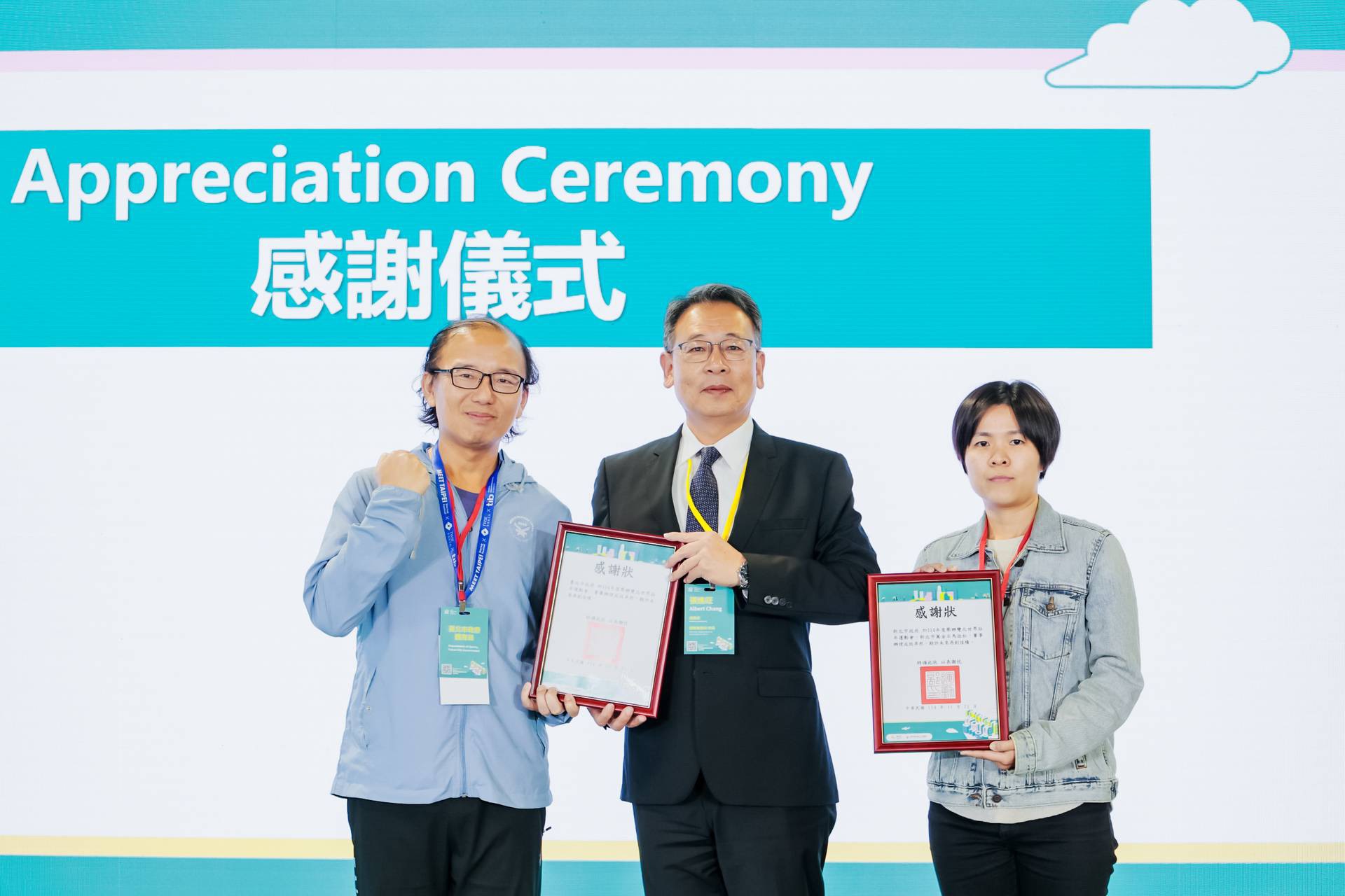 國際事務司張進旺司長頒獎感謝舉辦2025雙北世壯運的臺北市政府代表及新北市政府代表。（圖／運動部提供）