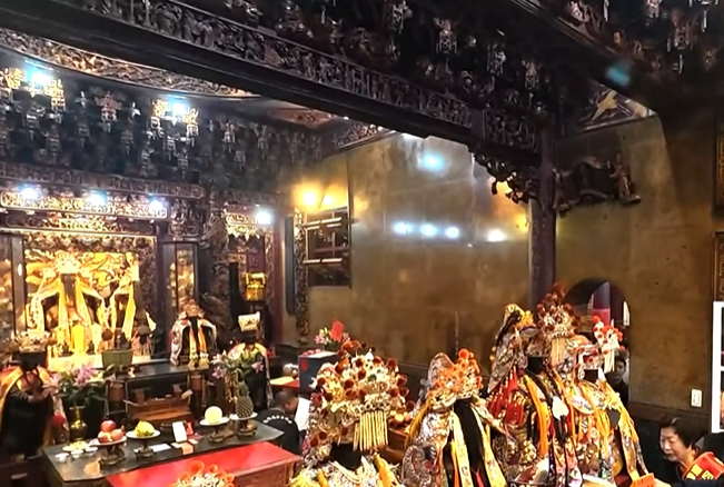 北港媽祖南巡允「腦麻童鑽轎」。(圖/翻攝北港朝天宮YouTube)