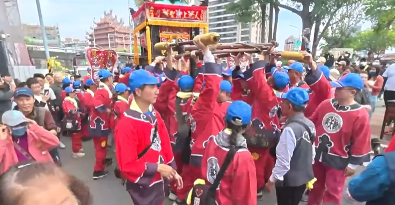 北港媽祖南巡允「腦麻童鑽轎」。(圖/翻攝北港朝天宮YouTube)