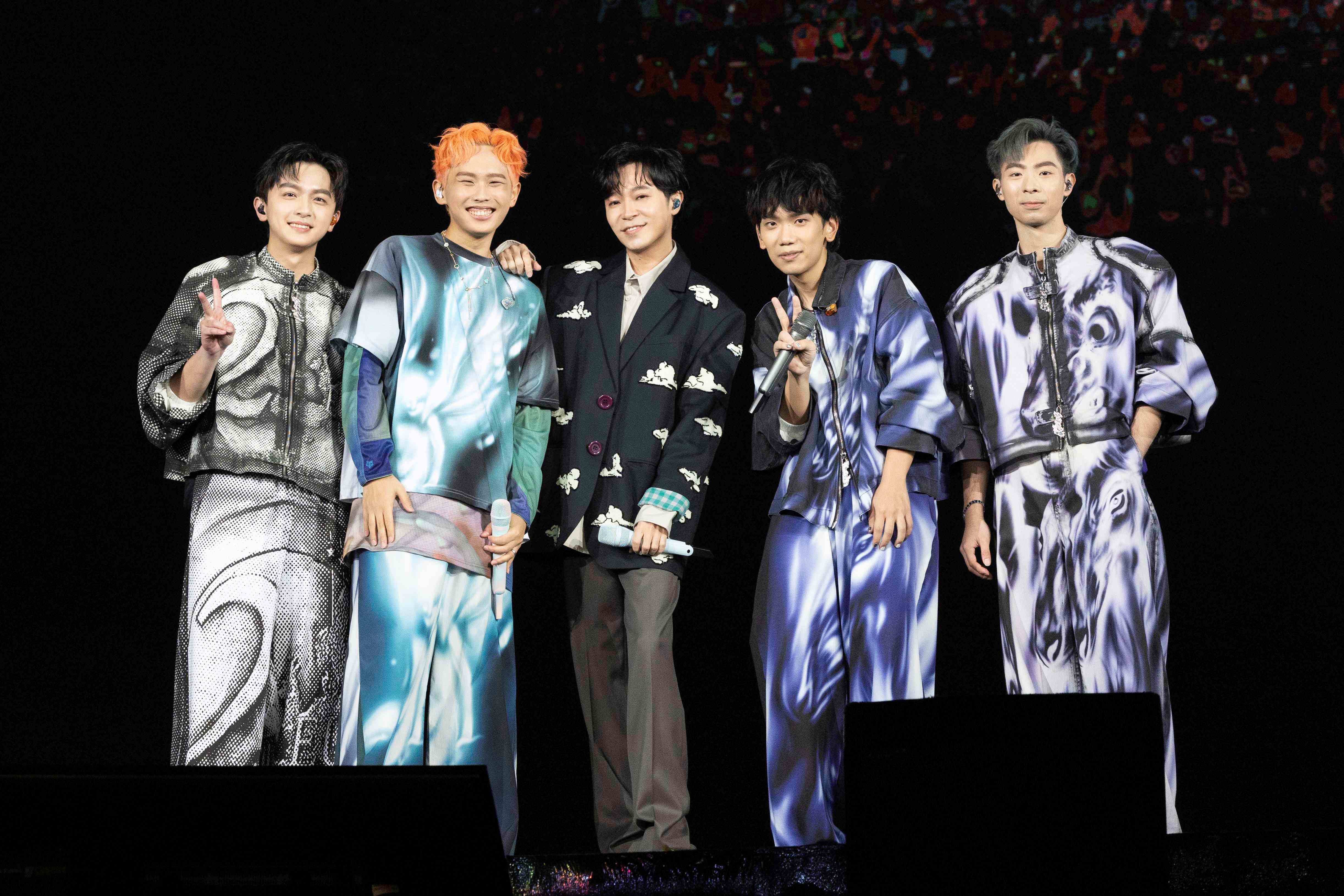 繼日本追星大成功後這次成就再升級,雞丁直接在自己演唱會現場上,續點青峰合唱〈近未來〉。(圖/何樂音樂提供)