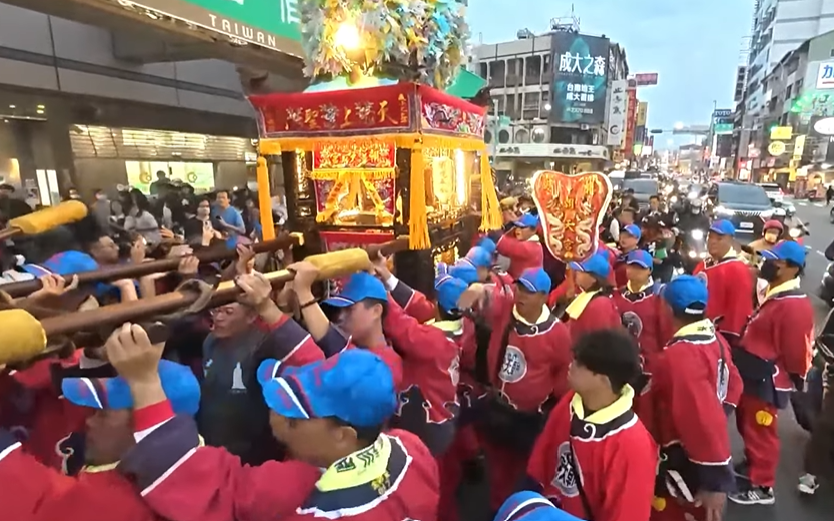 北港媽祖南巡允「腦麻童鑽轎」，眾人抬轎讓王媽媽帶兒鑽轎。（圖／翻攝北港朝天宮YouTube）