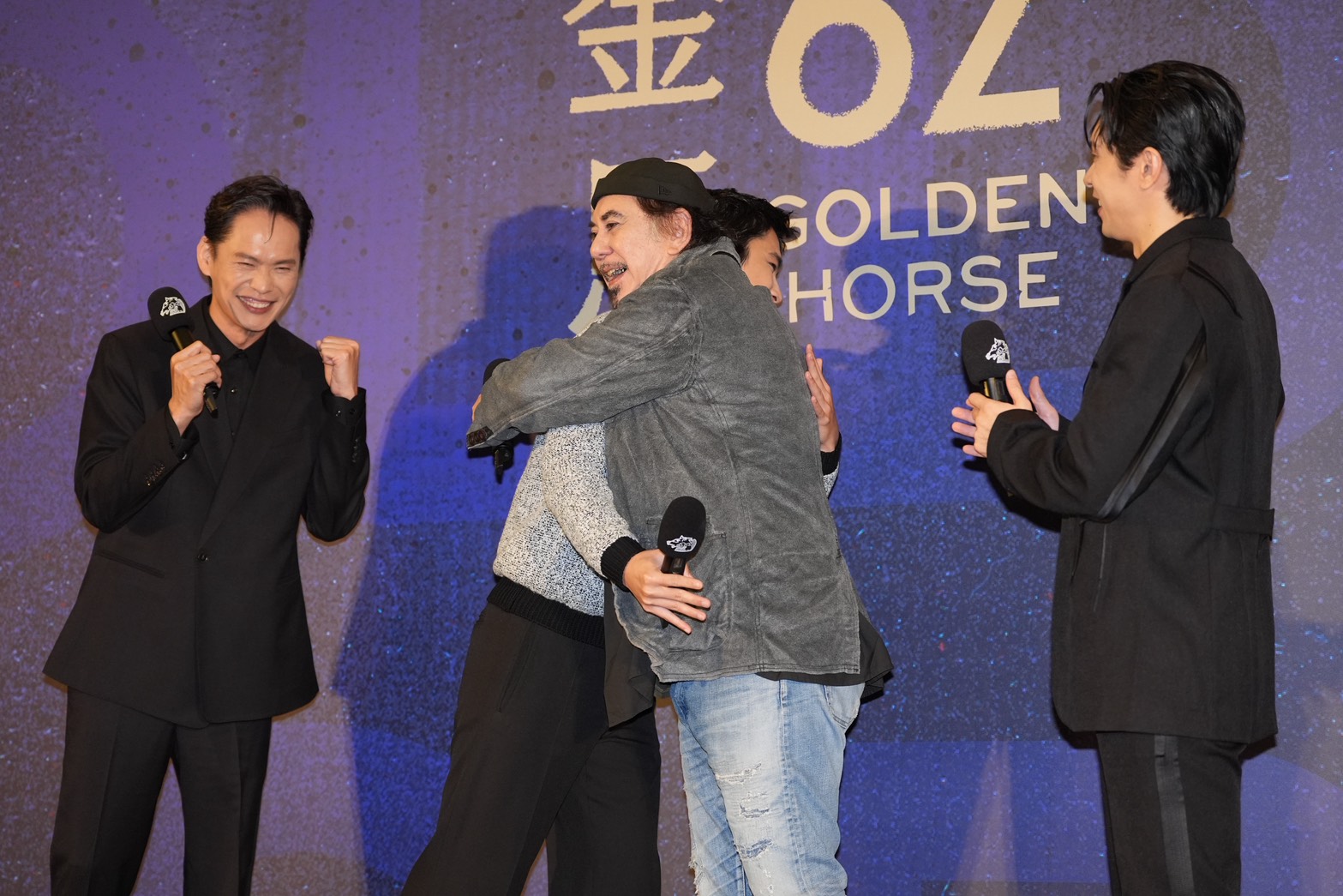 黃鐙輝、曾敬驊、姚淳耀搶著擁抱黃秋生，宛如追星現場，逗樂眾人。（圖／陳明中攝）