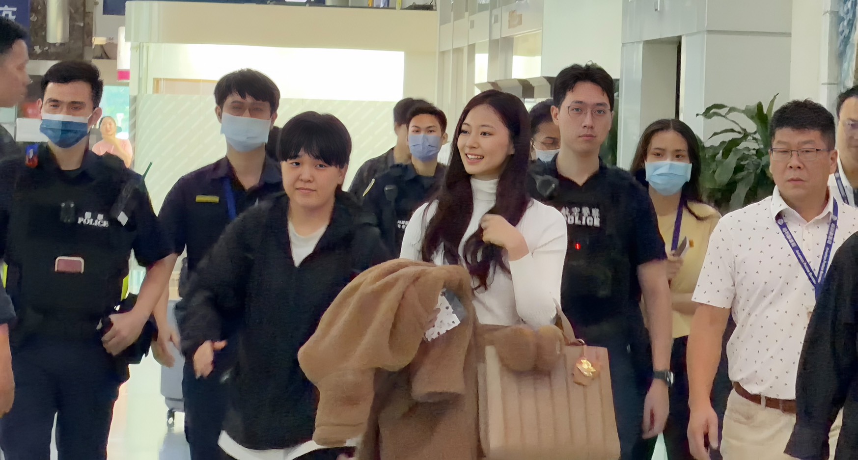 子瑜抵達小港機場，吸引上千名粉絲接機。（圖／娛樂中心）