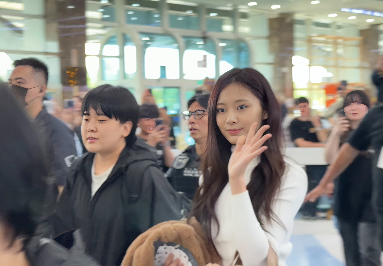 子瑜抵達小港機場，向粉絲跟媒體親切揮手。（圖／娛樂中心）