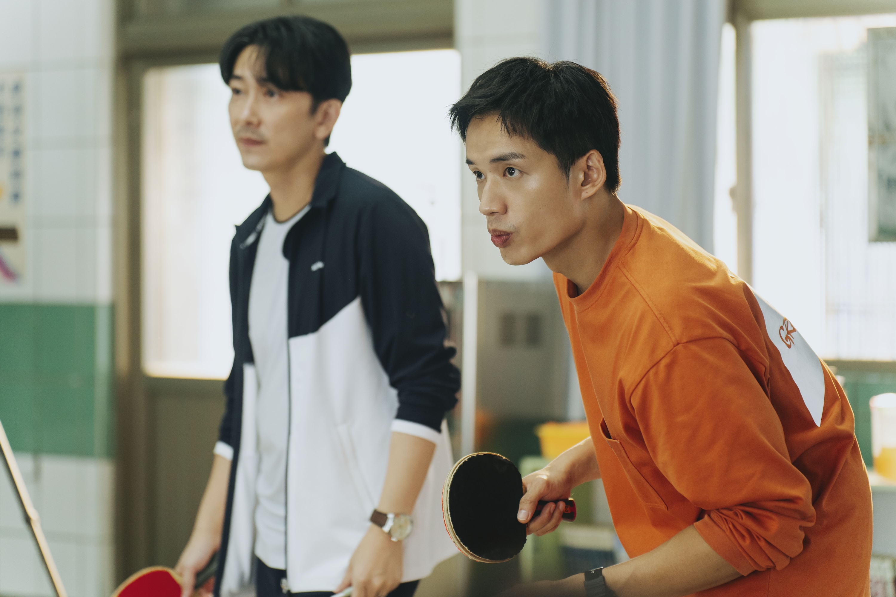 陳澤耀（右）拍《監所男子囚生記》意外摔斷黃冠智的寶貝球拍。（圖／愛奇藝國際版、壹壹影業提供）