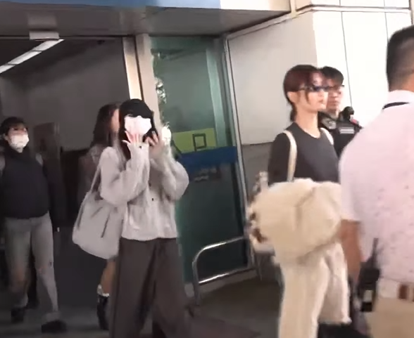 多賢和大家打招呼。(圖/翻攝畫面)