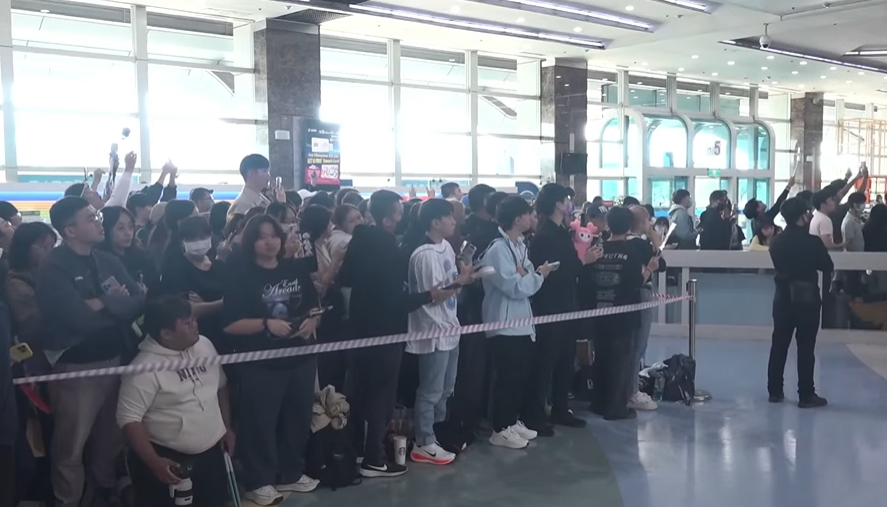 粉絲塞爆小港機場。(圖/翻攝畫面)
