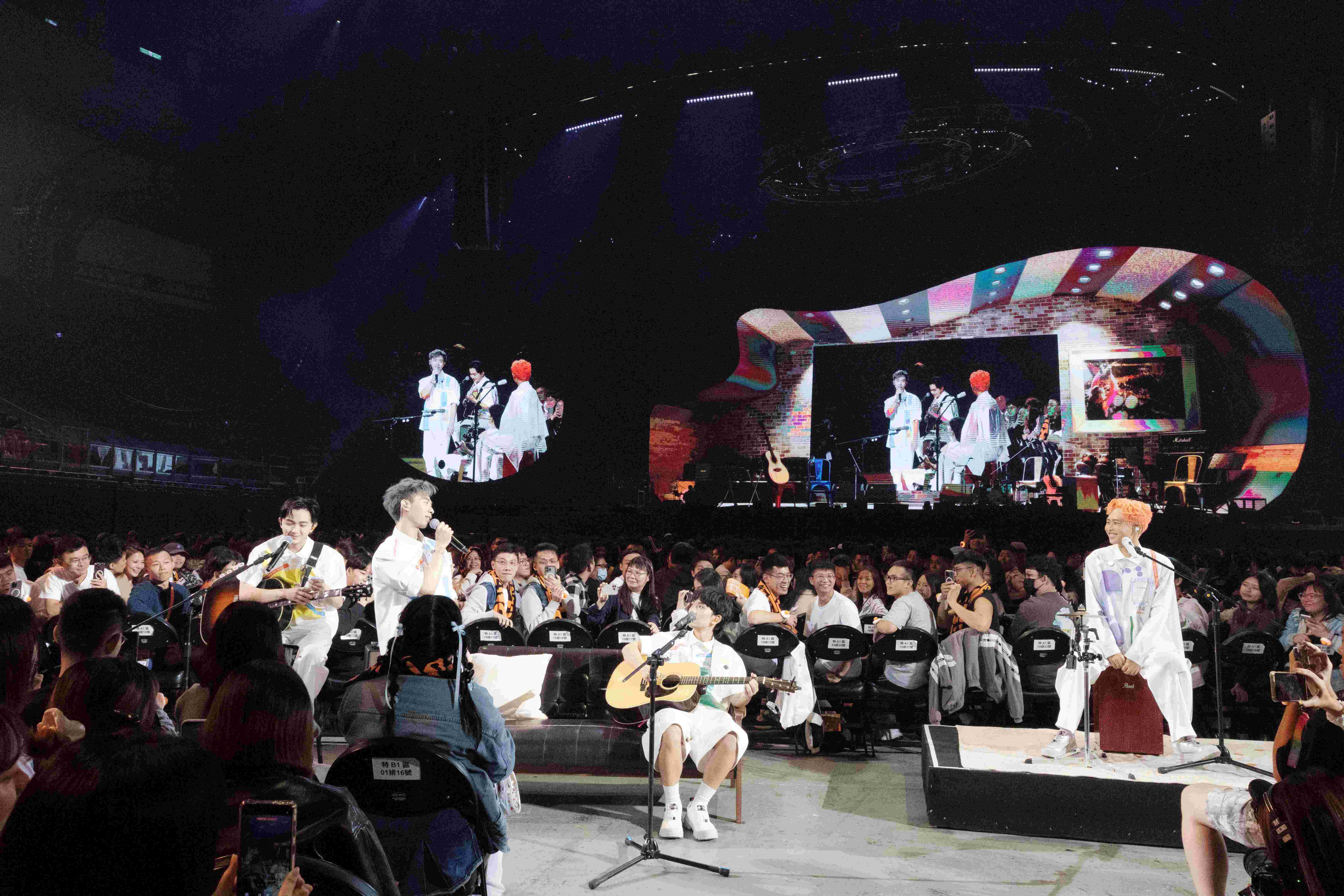 唱青峰小巨蛋驚喜合唱理想混蛋〈下雨的夜晚〉　雞丁還沒開場就激動險落淚