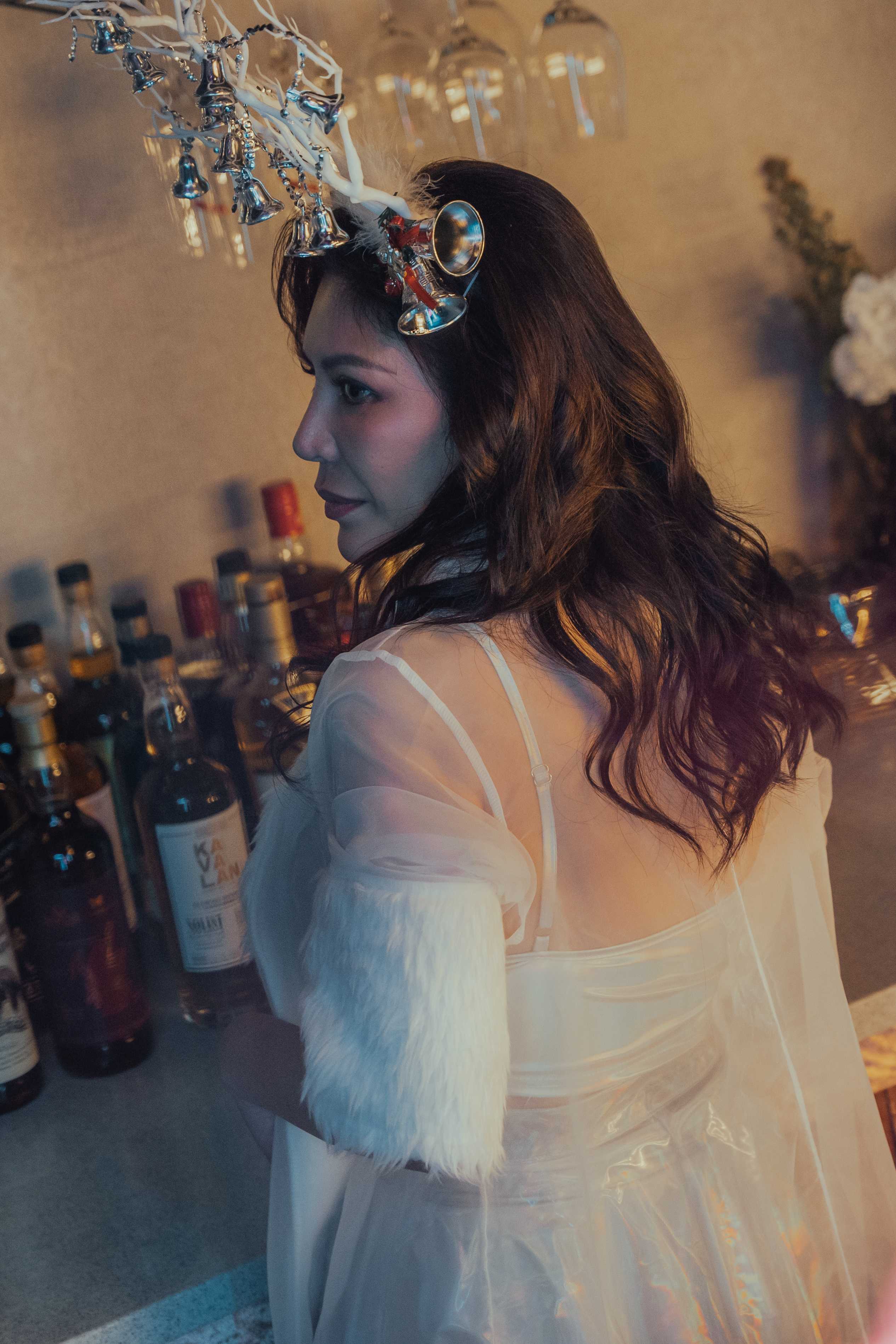 金曲歌后艾怡良在《整形過後》挑戰外放又撫媚的酒店媽媽桑。(圖/六魚文創提供)