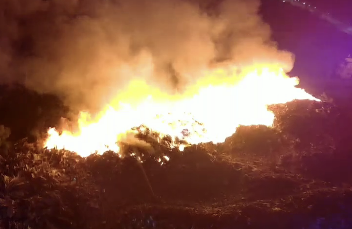 台南白河垃圾場大火狂燒。（圖／翻攝畫面）