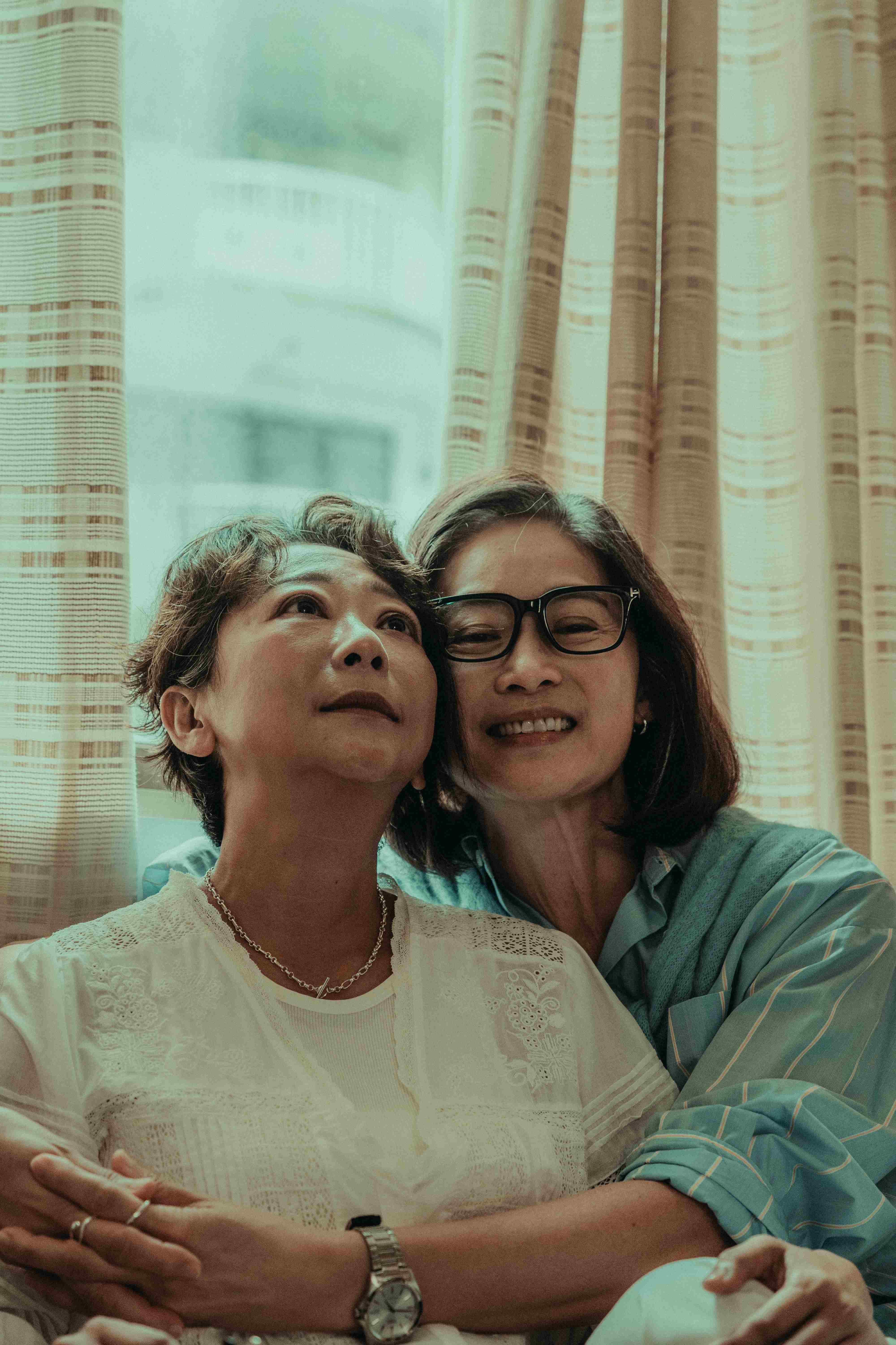 金鐘影后劉瑞琪(右)在《整形過後》與曹蘭(左)組「馨華CP」,共譜忘年女女戀。(圖/六魚文創提供)