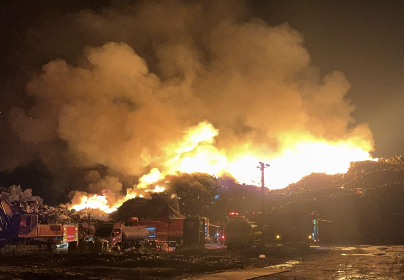 台南白河垃圾場大火狂燒　環保局急調度4怪手壓不住火勢