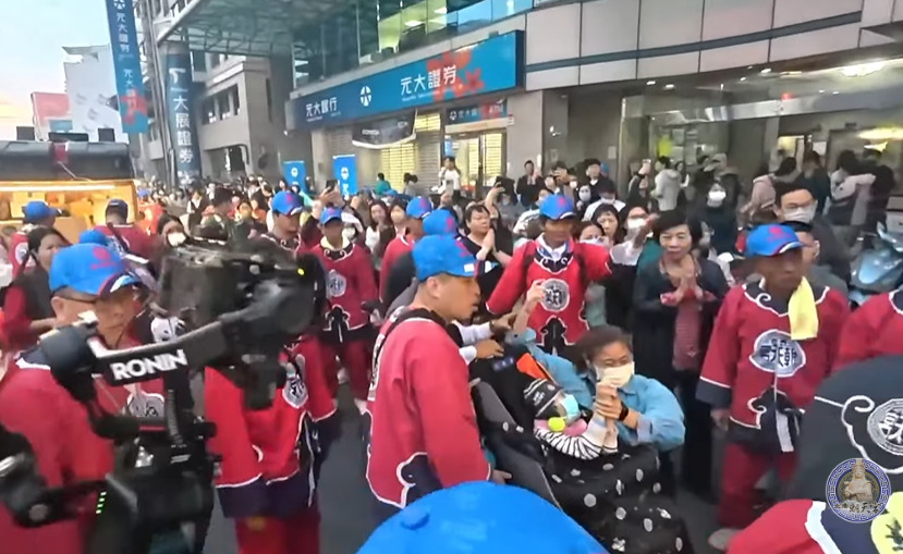 唯一破例！北港媽祖南巡允「腦麻童鑽轎」　慈母淚謝黑面三媽