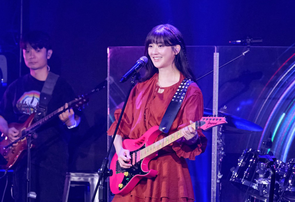 林逸欣生日音樂會感性提家人　國、台、英三語切換演唱