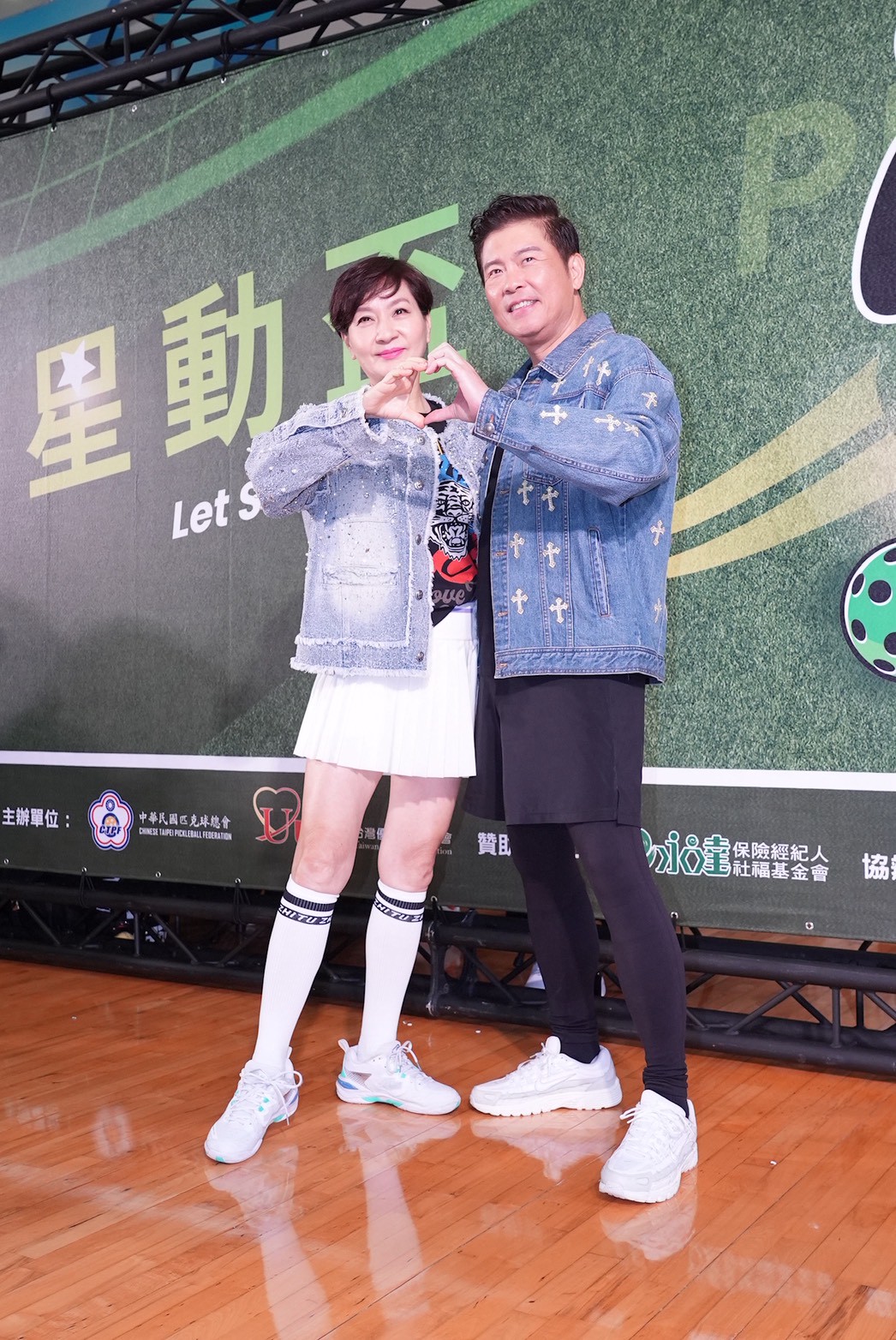 曾國城（右）和方芳芳早起運動。（圖／記者許方正攝）