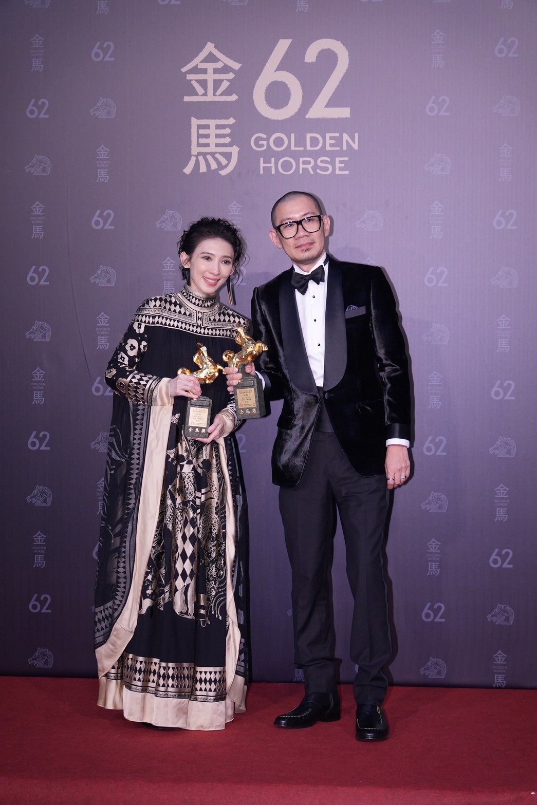 由范冰冰以《地母》拿下影后，她本人未到現場，由導演張吉安（右）代為上台領獎。（圖／許方正攝）