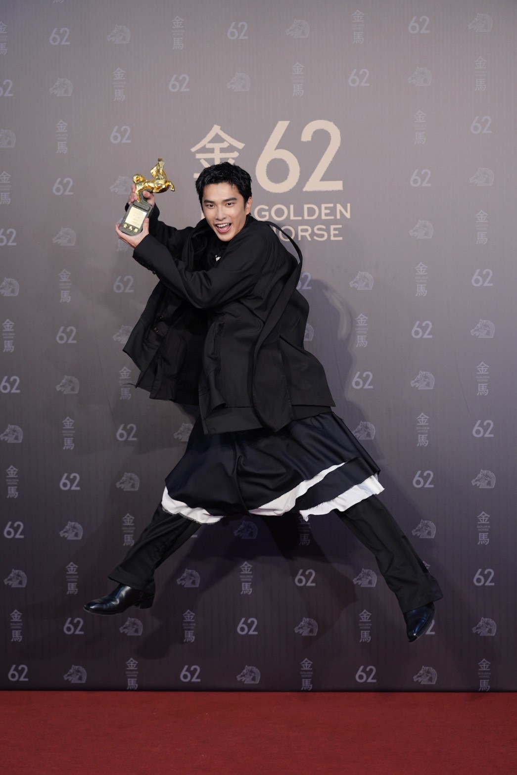 曾敬驊哭完後敬業的跳高高拍照。(圖/記者許方正攝)