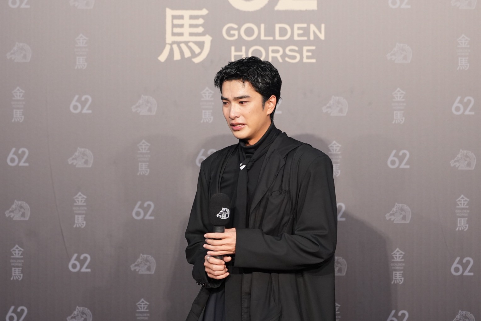 講到爸媽,曾敬驊再次忍不住淚水。(圖/記者許方正攝)