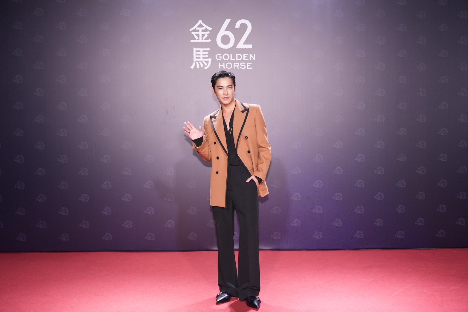 曾敬驊帥氣走紅毯。(圖/記者許方正攝)