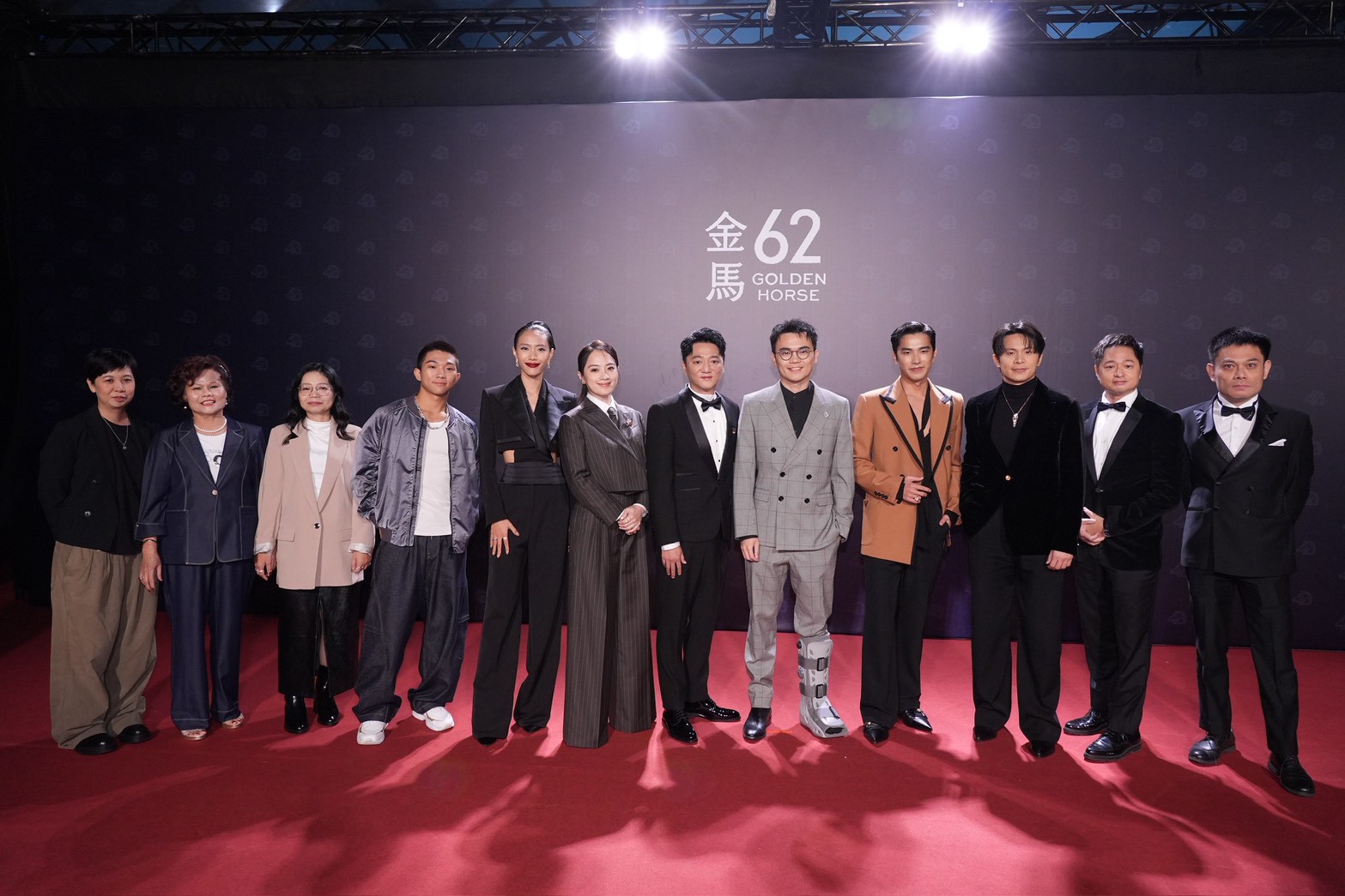 《我家的事》劇中一家人以及工作人員一起走上金馬紅毯。(圖/記者許方正攝)