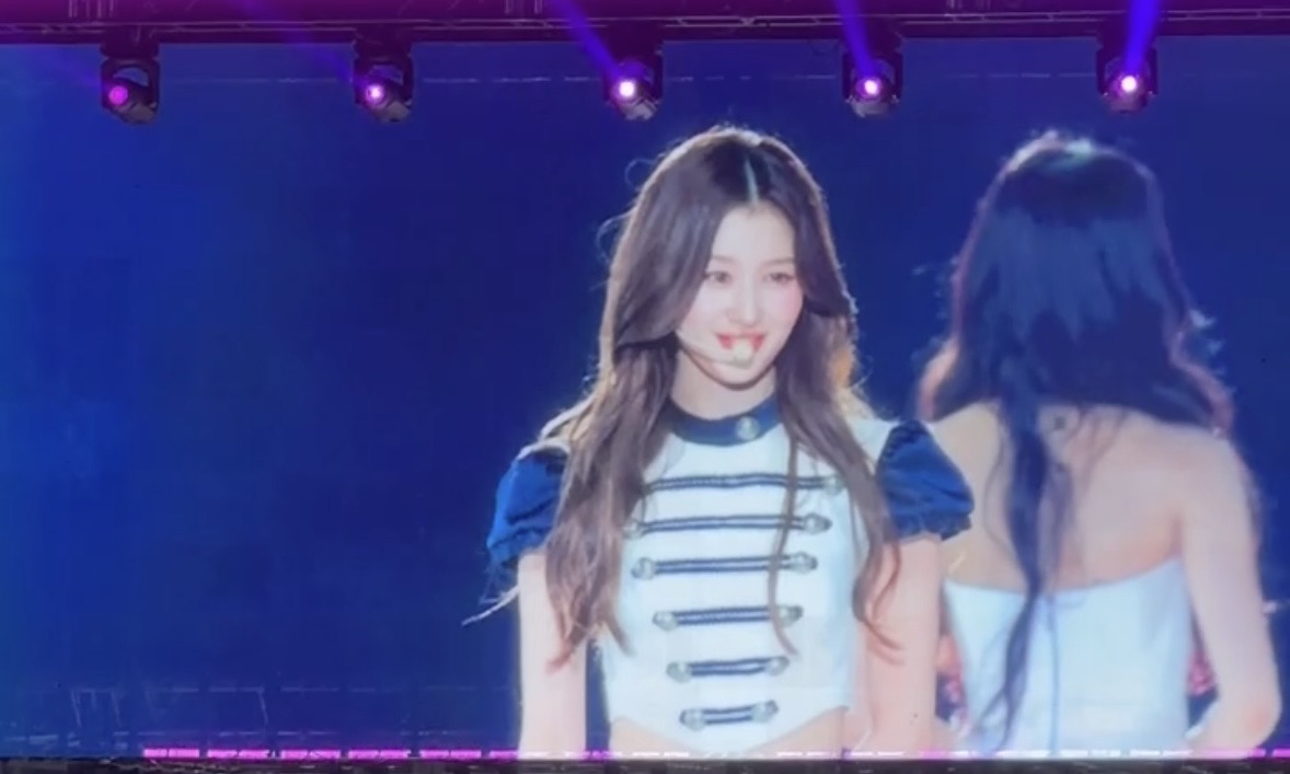 TWICE SANA甜喊「大家好」。(圖/讀者提供)