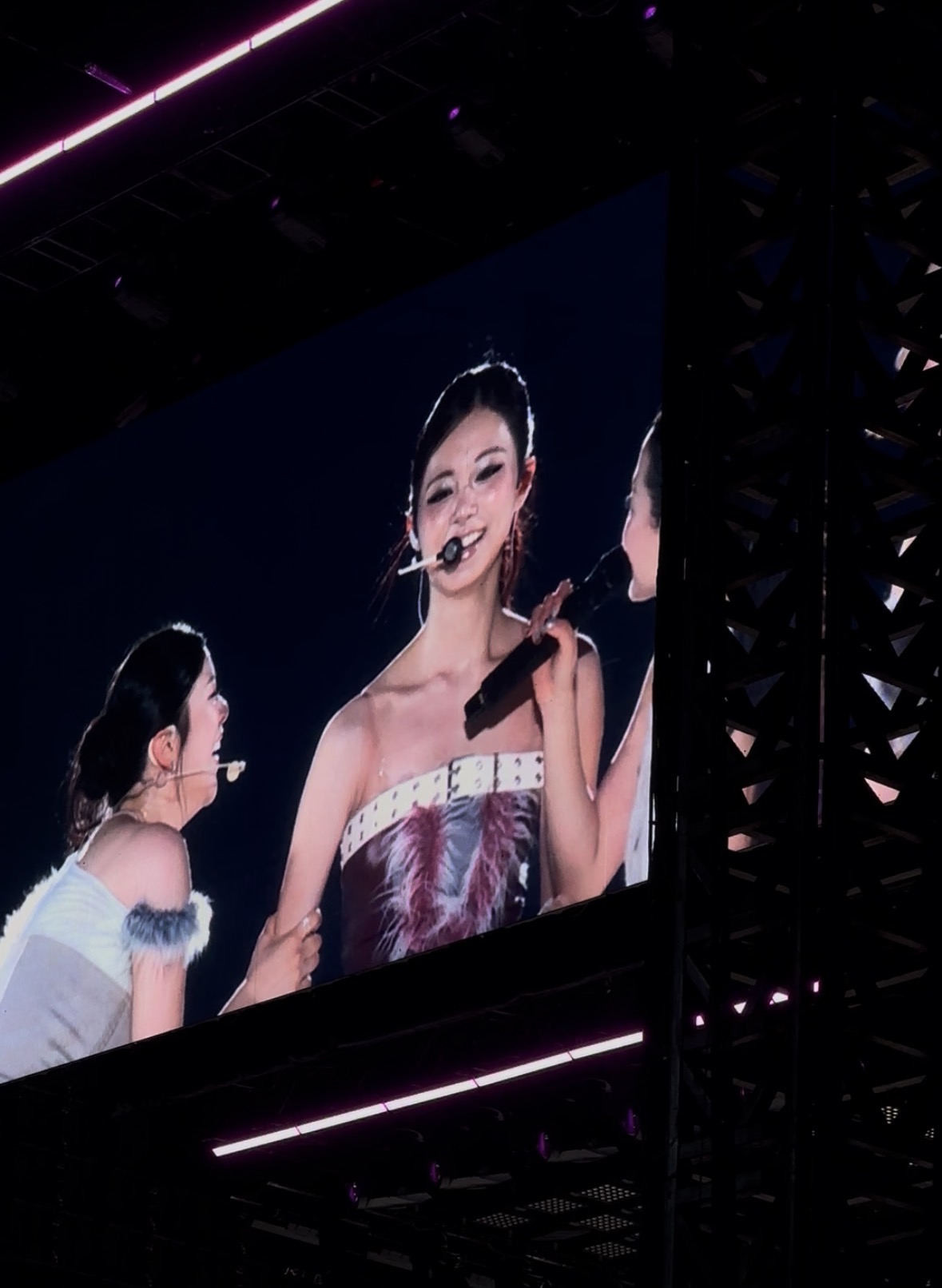 子瑜泛淚，成員們急忙來安慰。（圖／讀者提供）