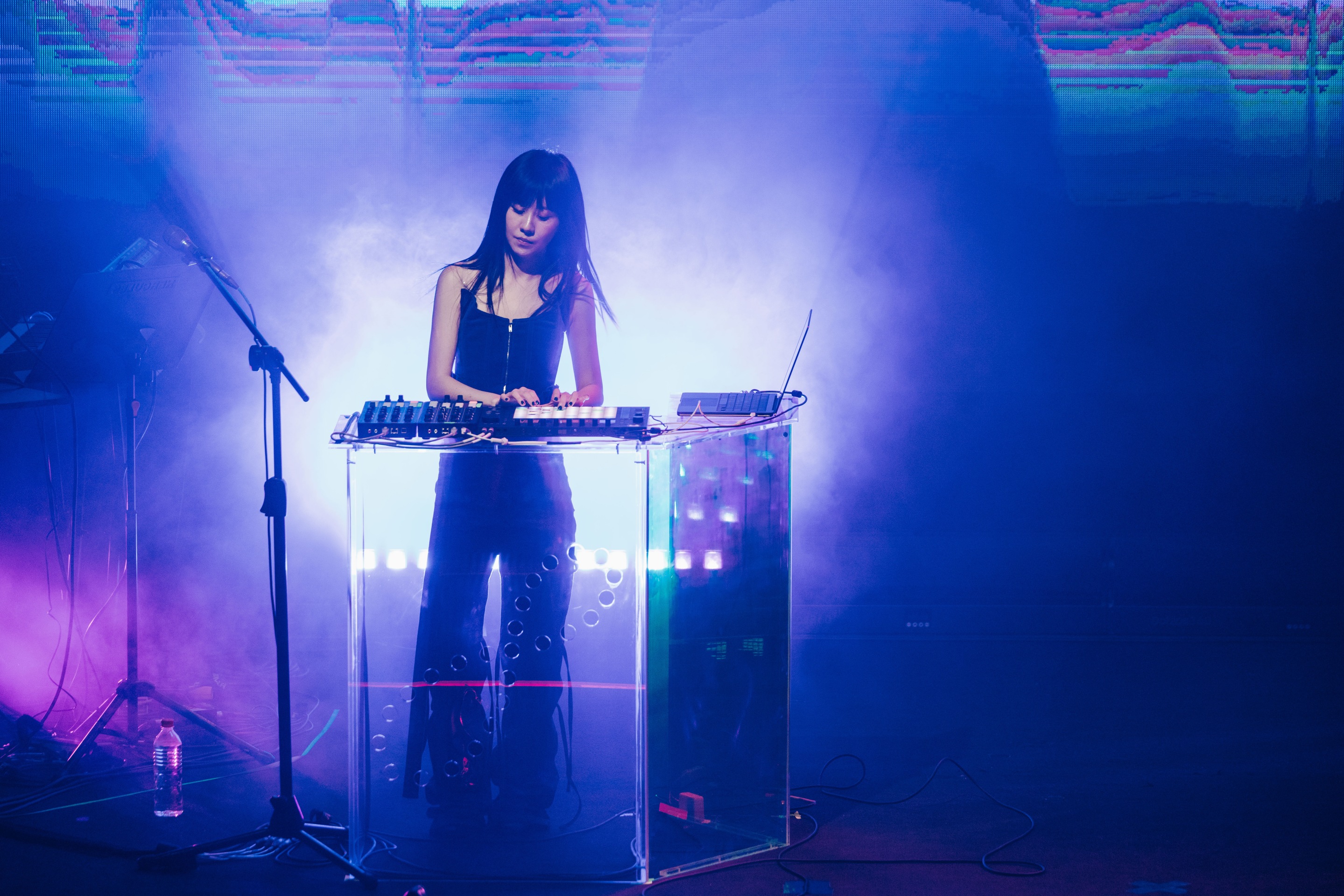 給了糖還搗蛋！白安送糖不慎正中歌迷頭　驚慌道歉「對不起」