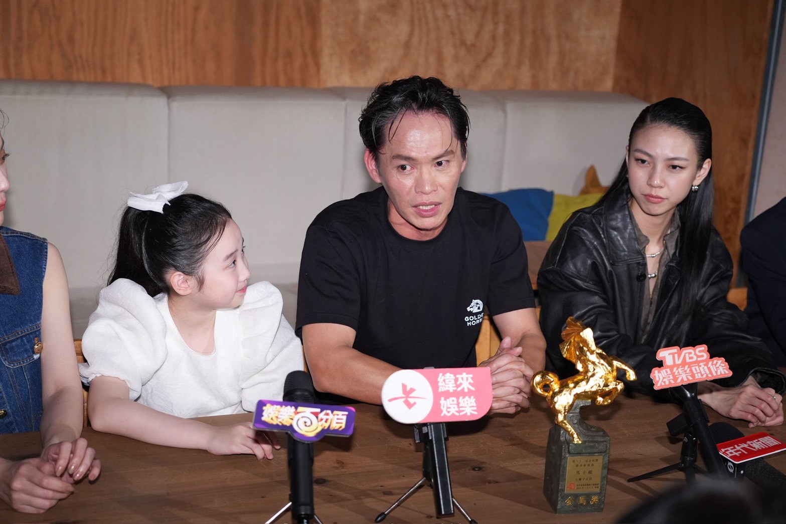 黃鐙輝(中)滔滔不絕,葉子綺(左)、馬士媛認真聆聽。(圖/記者許方正攝)