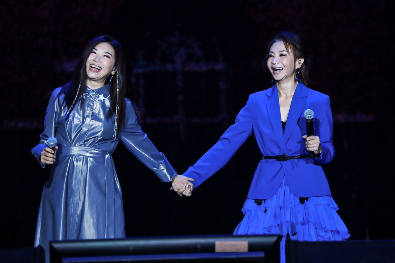 馬毓芬(左)、范怡文手牽手合體。(圖/中華音樂人交流協會提供)