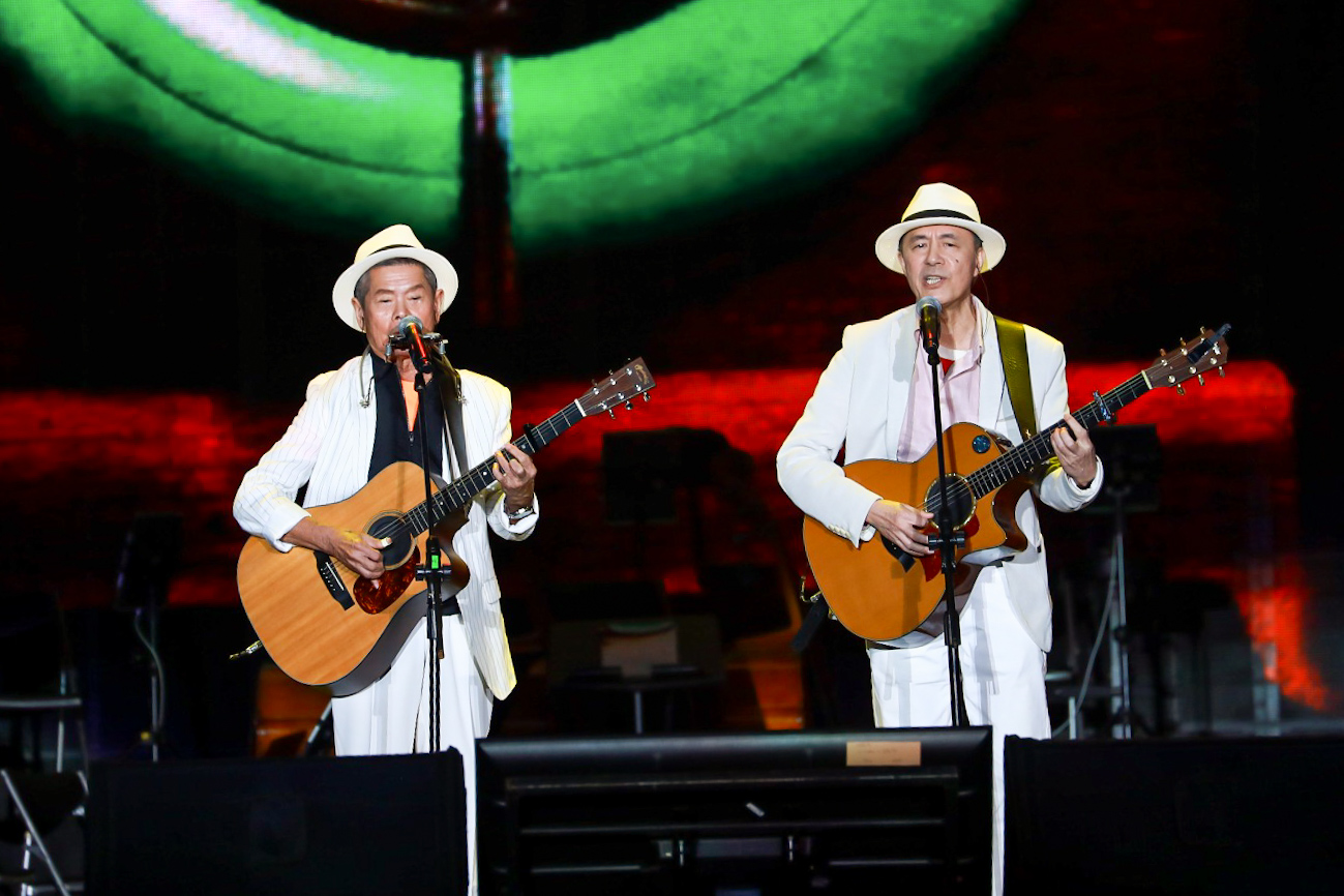 「清清楚楚二重唱」合體演唱主題曲〈五十年〉。(圖/中華音樂人交流協會提供)