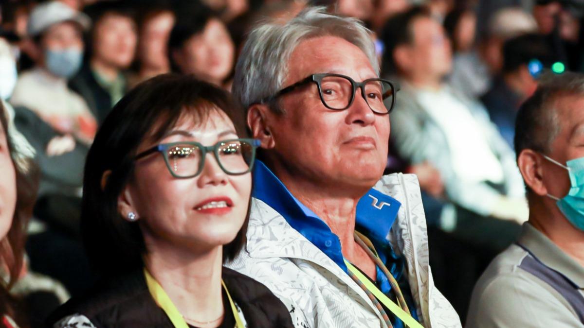 77歲秦祥林還是好帥！滿頭白髮現蹤　妻陪回台見民歌老友