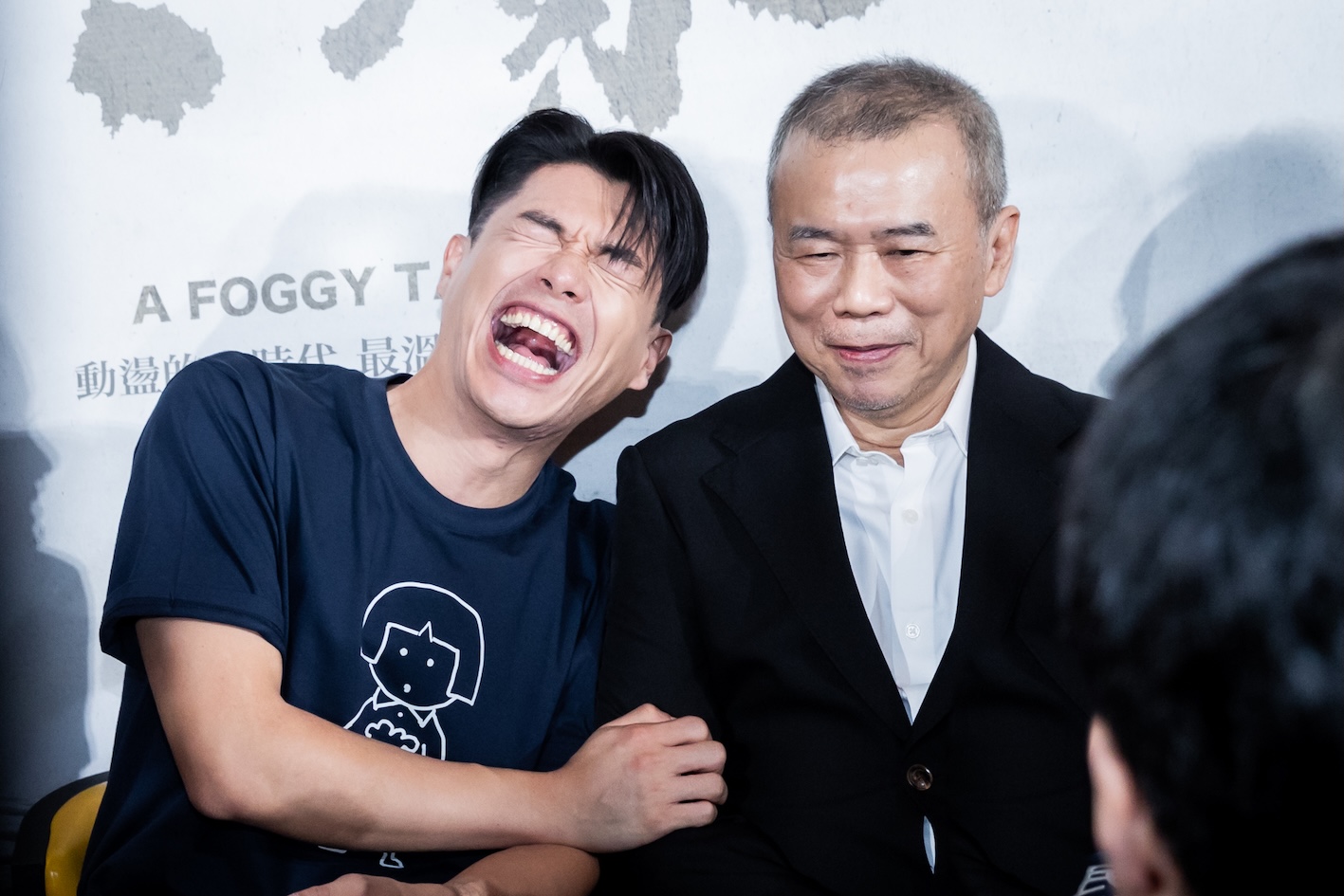 柯煒林(左)在陳玉勳旁就像個小孩。(圖/牽猴子提供)