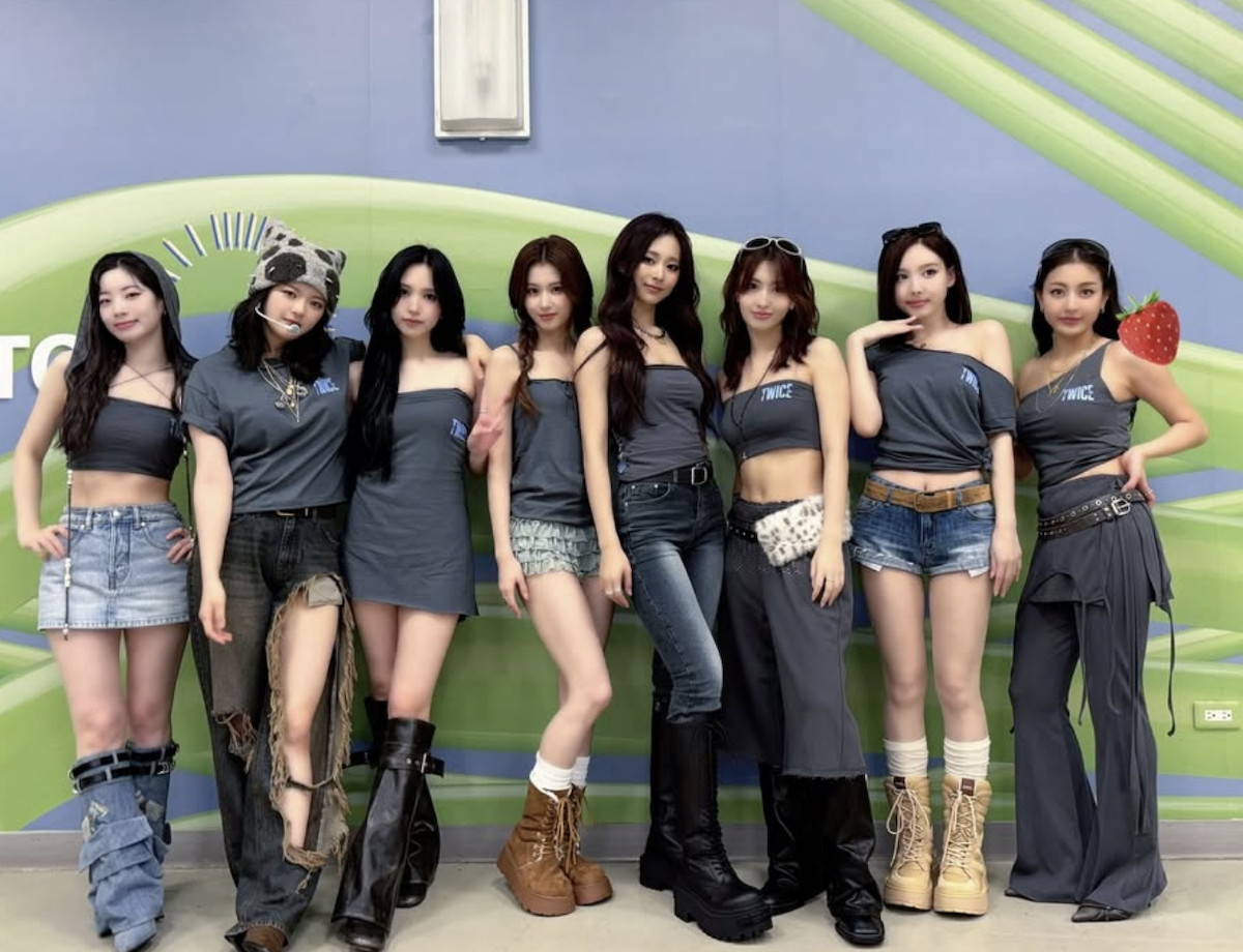 TWICE演唱會「山寨周邊」亂象　攤商見警驚逃只剩廢棄物