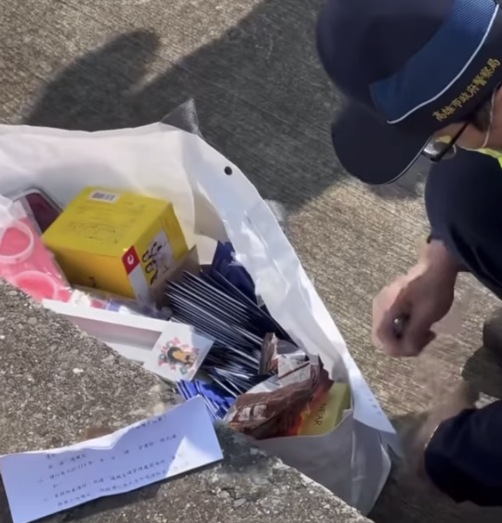 TWICE昨高雄開唱,山寨周邊一堆。(圖/翻攝畫面)