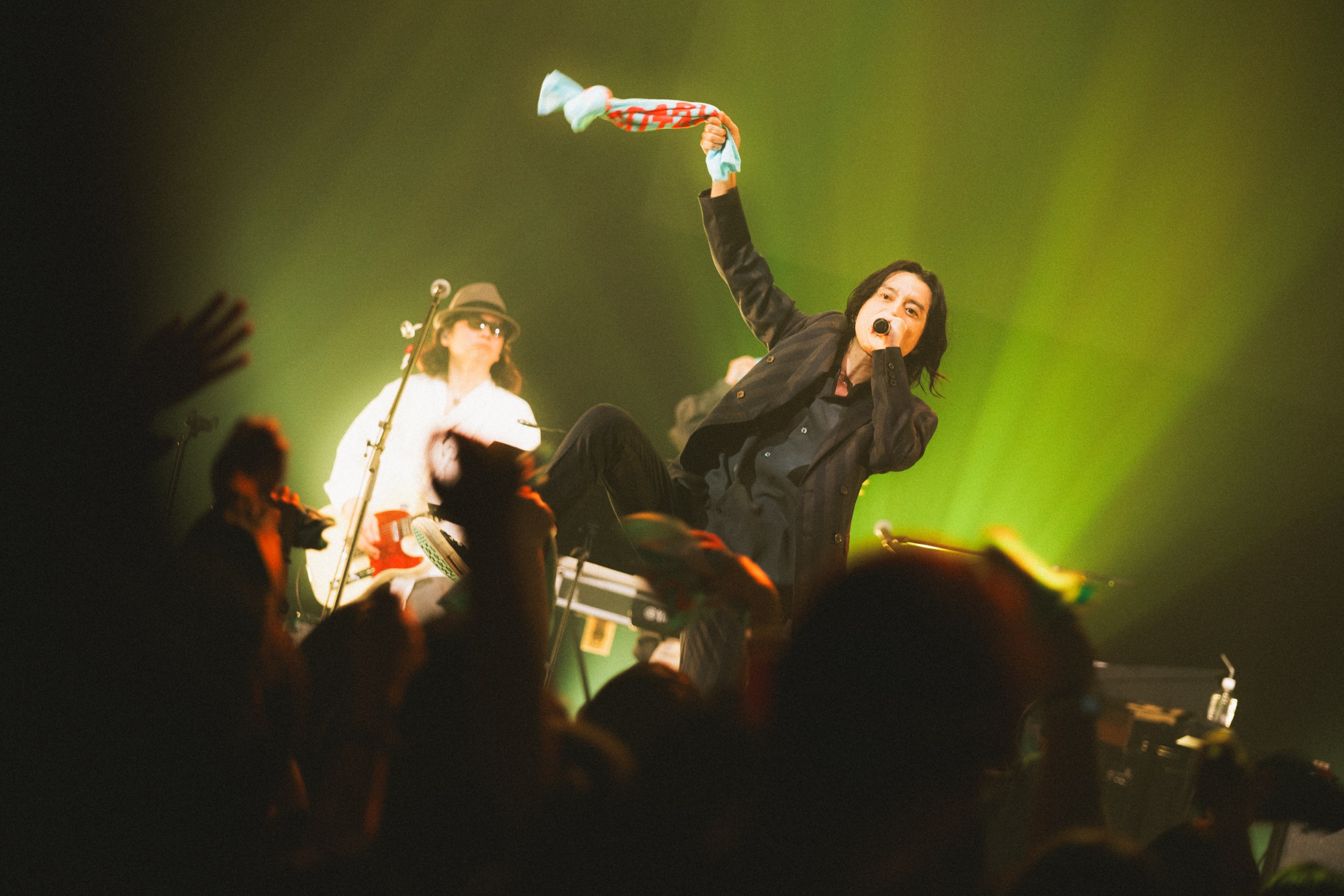 澀谷昴笑說台下歌迷太熱情,揮毛巾揮到連毛絮都飛出來。(圖/遠大娛樂提供)