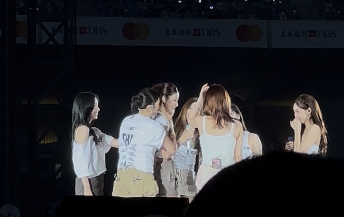 子瑜唸完信後，成員們擁抱獻吻安慰。（圖／讀者提供）