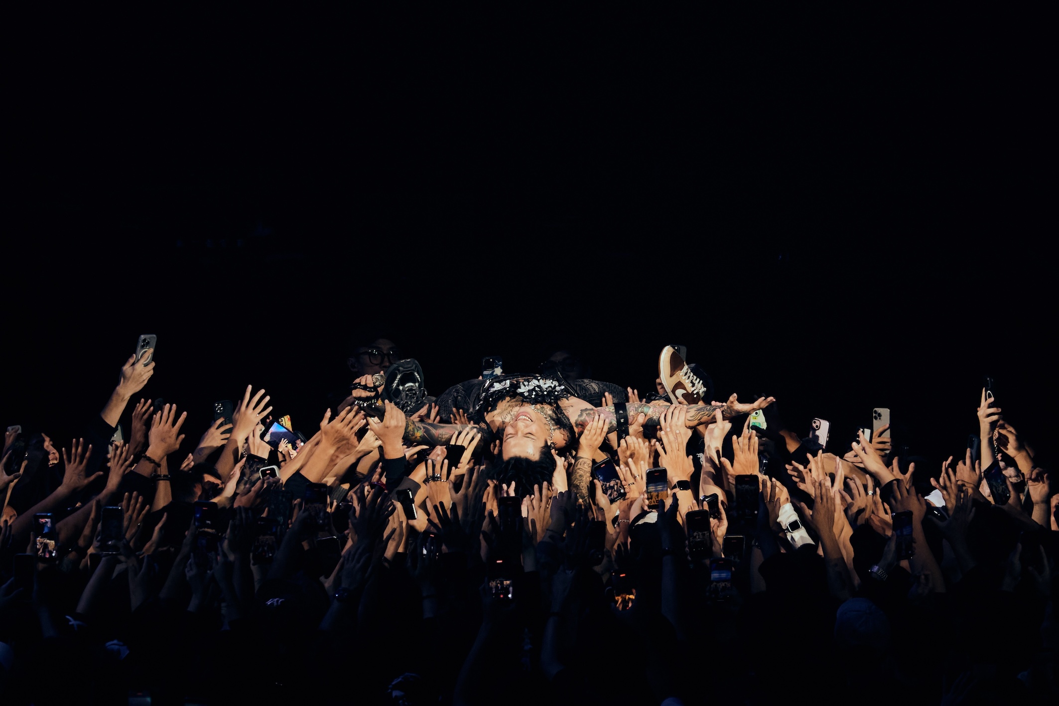 Marz23跳進觀眾席體驗人體衝浪。（圖／寬宏藝術、華納音樂提供）