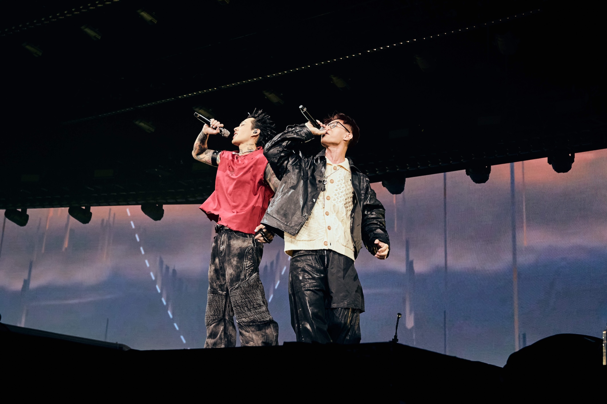 莫宰羊在合作曲〈最美的風景〉時現身，與Marz23一起帶領全場大合唱。（圖／寬宏藝術、華納音樂提供）