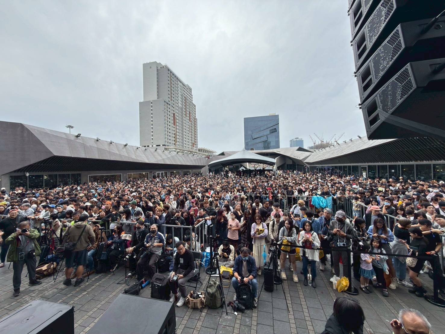 蔡依林簽名會現場擠滿5千粉絲。(圖/記者許方正攝)