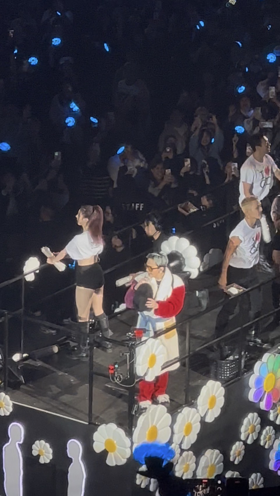 GD大巨蛋安可時，帶著雛菊手燈出場。（圖／讀者提供）