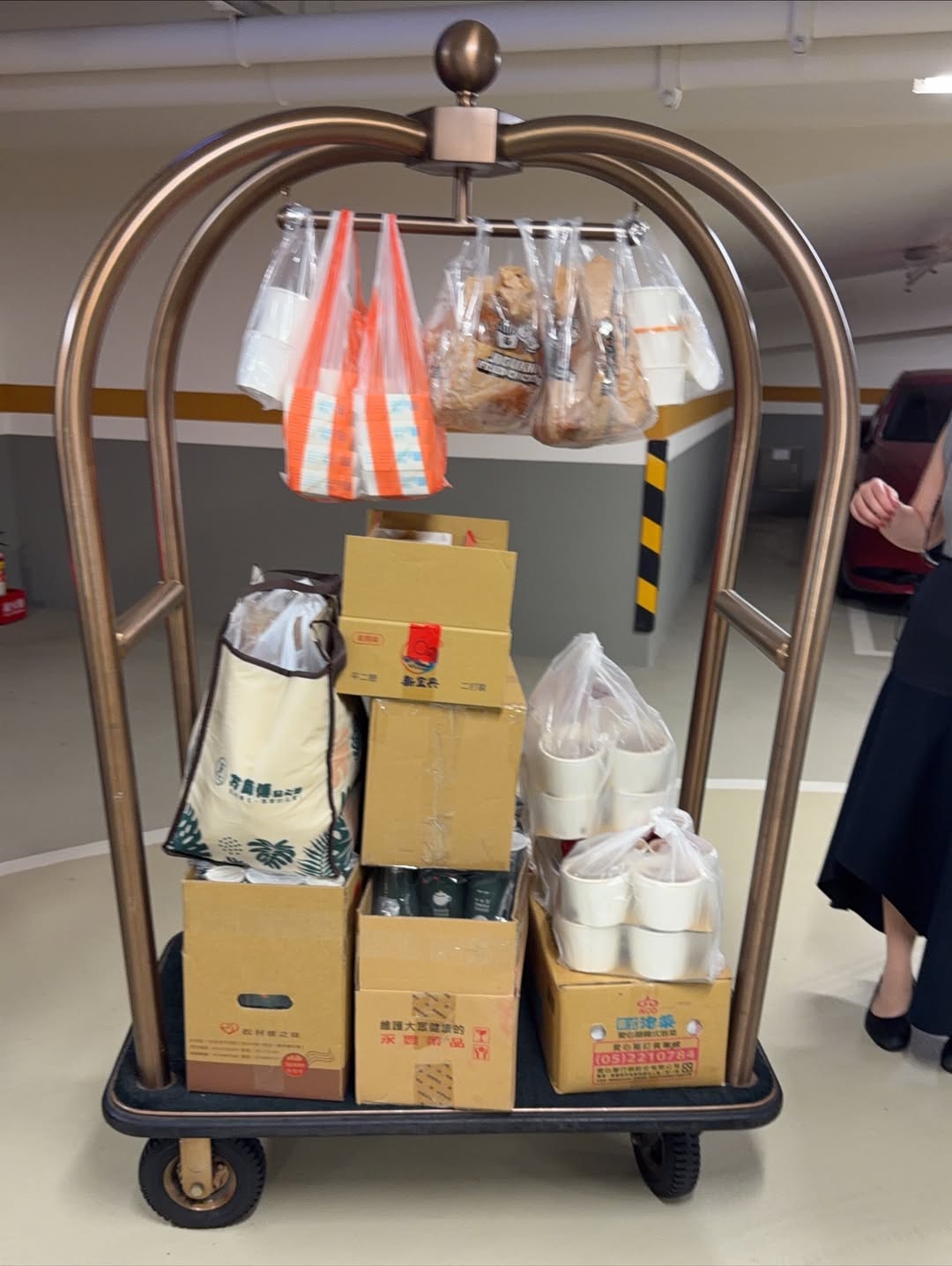 TWICE演唱會食物傳送車。（圖／翻攝黃燕玲IG）