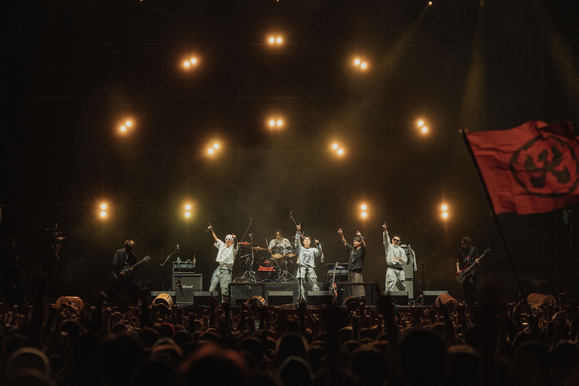 滅火器首度同台嘻哈天團玖壹壹在火球祭嗨唱〈曾經瘋狂〉。（圖／夥球擊提供）