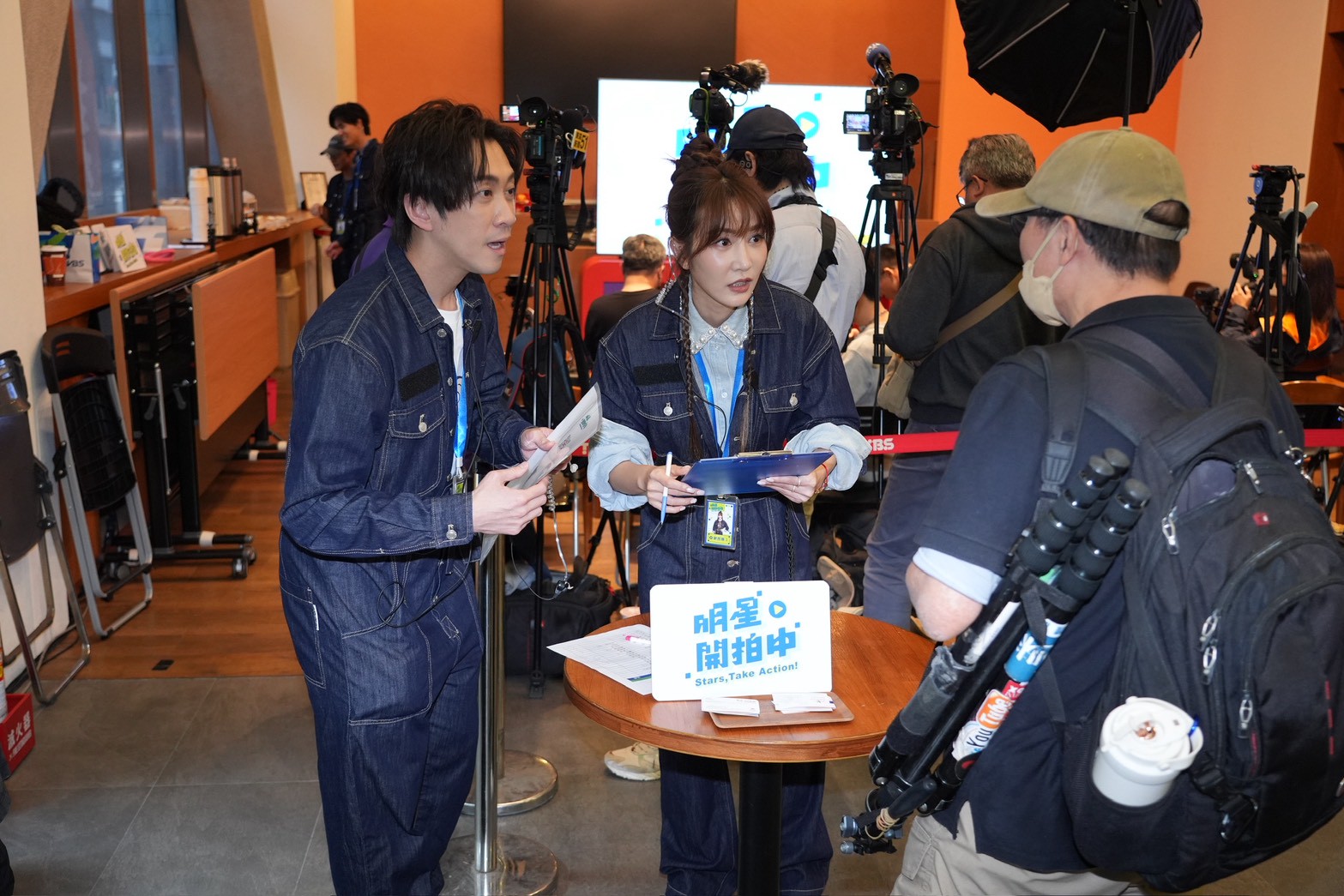 陳漢典（左）和曾莞婷接待參加記者會媒體。（圖／記者許方正攝）