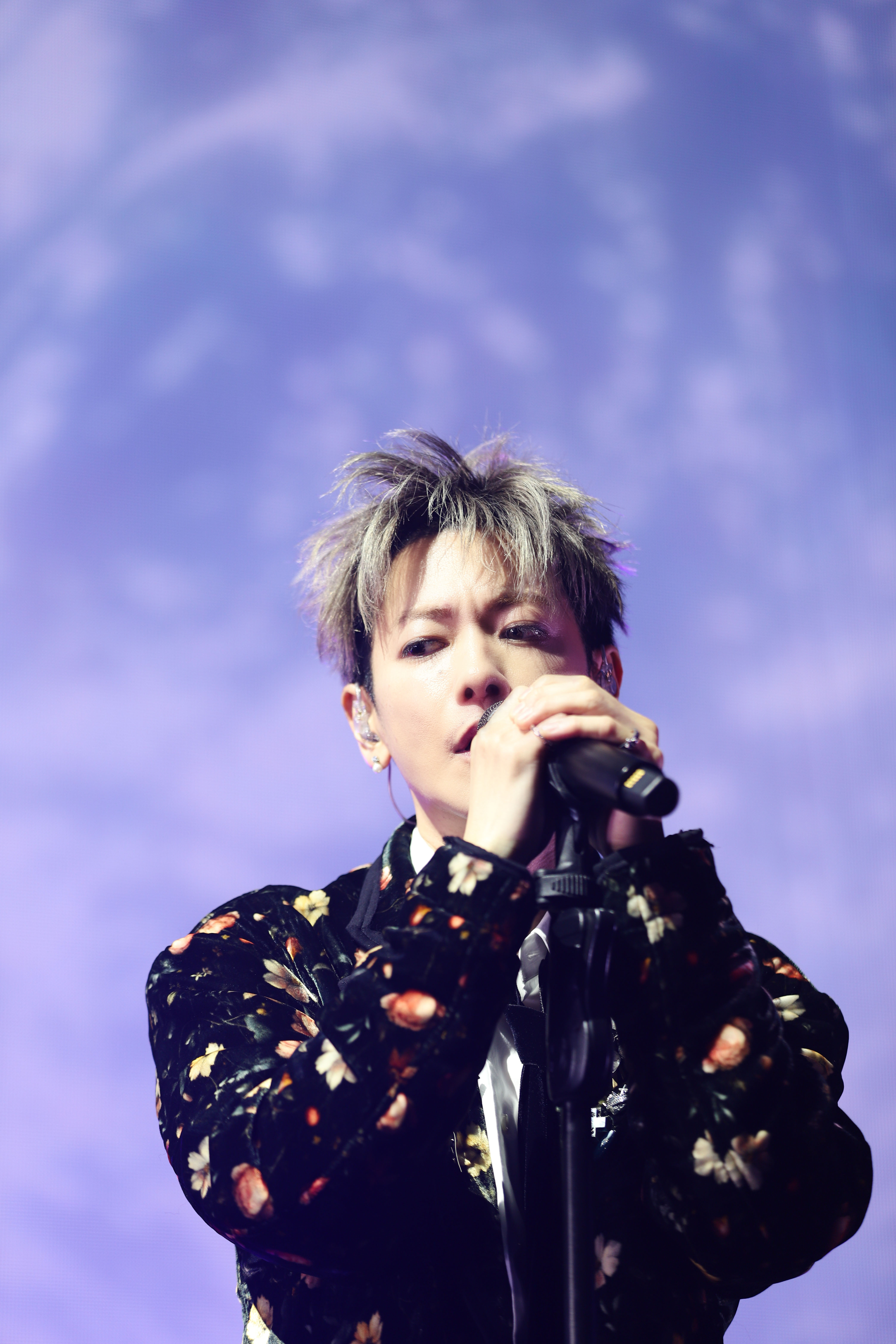 佐藤健現學現賣中文,對台下喊「我的老婆」,讓粉絲心花怒放。(圖/KKLIVE 提供)