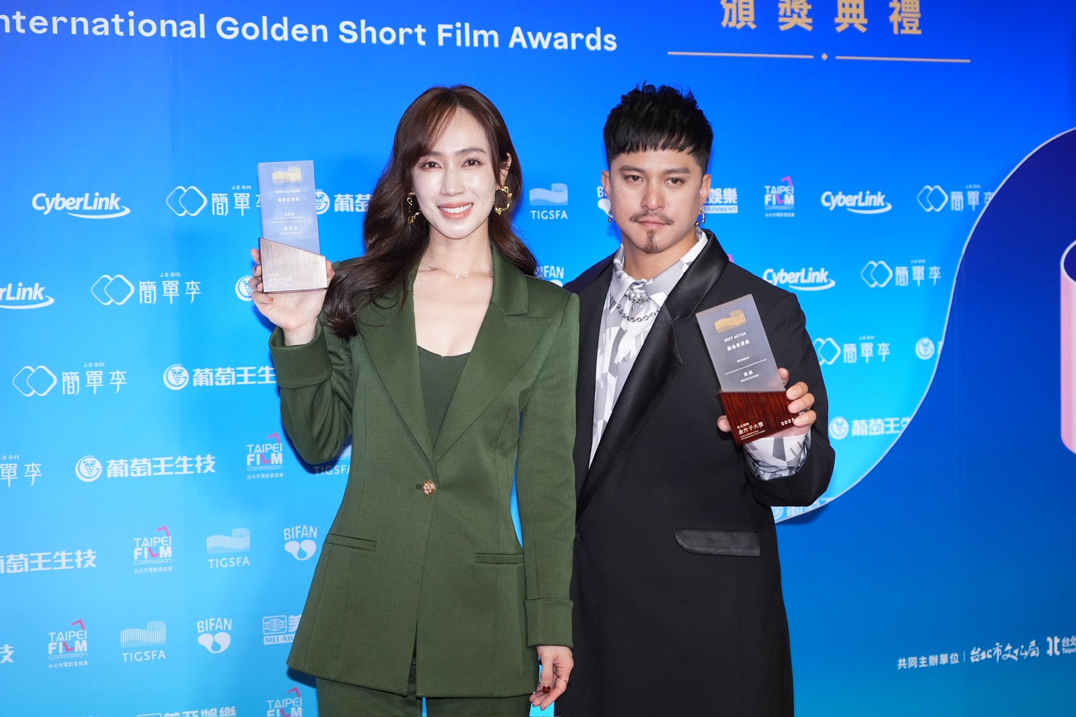 小薰（左）和黃遠拿下男女主角獎。（圖／記者許方正攝）
