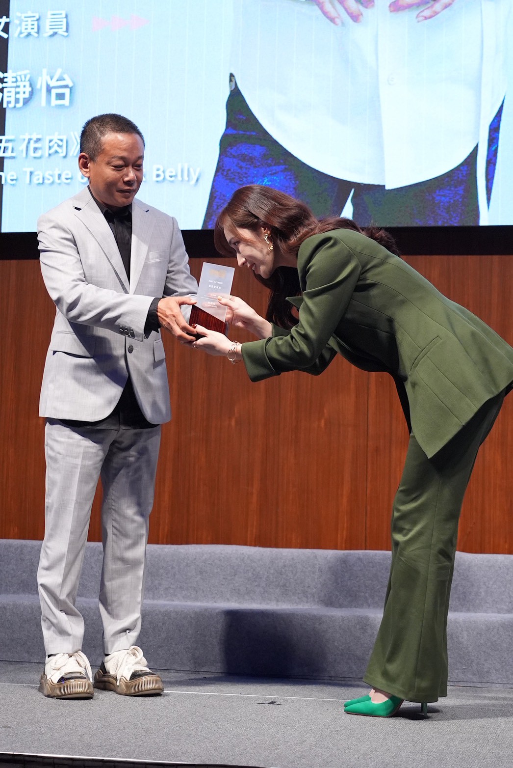 李康生（左）頒獎給小薰。（圖／記者許方正攝）